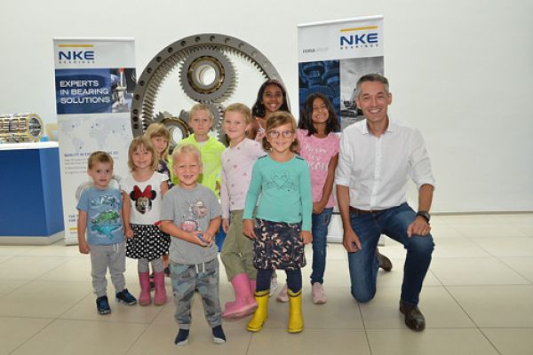 Summer children's programme at NKE in Steyr: CEO Thomas Witzler with participating children