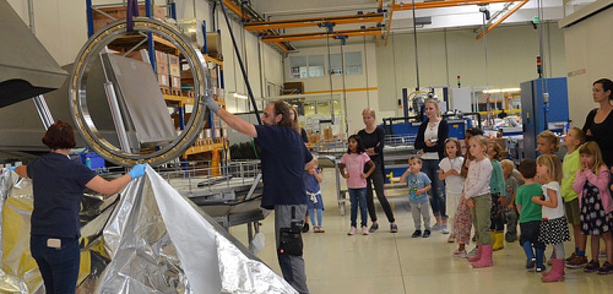 The children visit the large bearing production at the NKE plant in Steyr